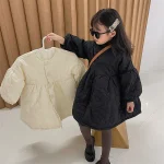 【90-140cm】 フラワーキルティング ロング コート - 画像 (2)