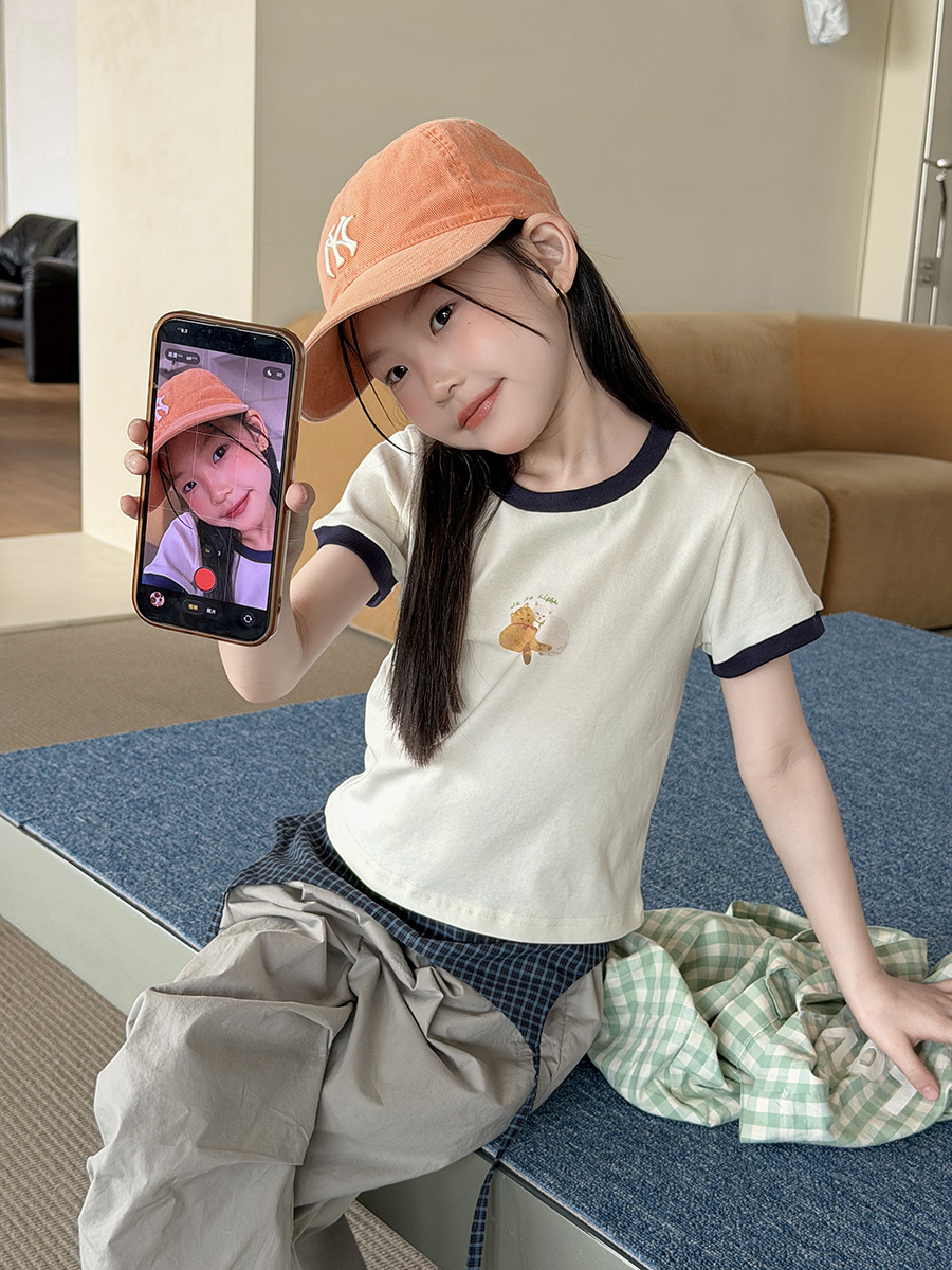 春夏の季節、子供がTシャツ1枚で爽やかにコーデしたおしゃれな着こなし例