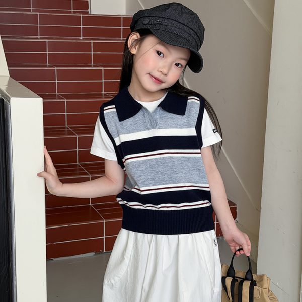 ネイビー×ホワイトのボーダーTシャツ、綿素材、女の子向け。学校やお出かけに適したカジュアルトップス