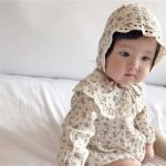 【66-90cm】長袖ロンパース レース付け 折り襟 小花柄 帽子付き - 画像 (18)