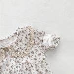 【66-90cm】長袖ロンパース レース付け 折り襟 小花柄 帽子付き - 画像 (10)