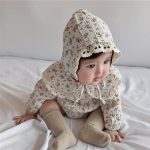 【66-90cm】長袖ロンパース レース付け 折り襟 小花柄 帽子付き - 画像 (20)