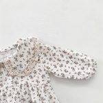 【66-90cm】長袖ロンパース レース付け 折り襟 小花柄 帽子付き - 画像 (9)