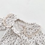 【66-90cm】長袖ロンパース レース付け 折り襟 小花柄 帽子付き - 画像 (8)