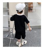 【120‐150cm】セットアップ 男の子 韓国系 カジュアル 配色 アルファベット 半袖 Tシャツ＋ショートパンツ - 画像 (12)