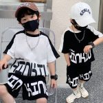 【120‐150cm】セットアップ 男の子 韓国系 カジュアル 配色 アルファベット 半袖 Tシャツ＋ショートパンツ - 画像 (2)