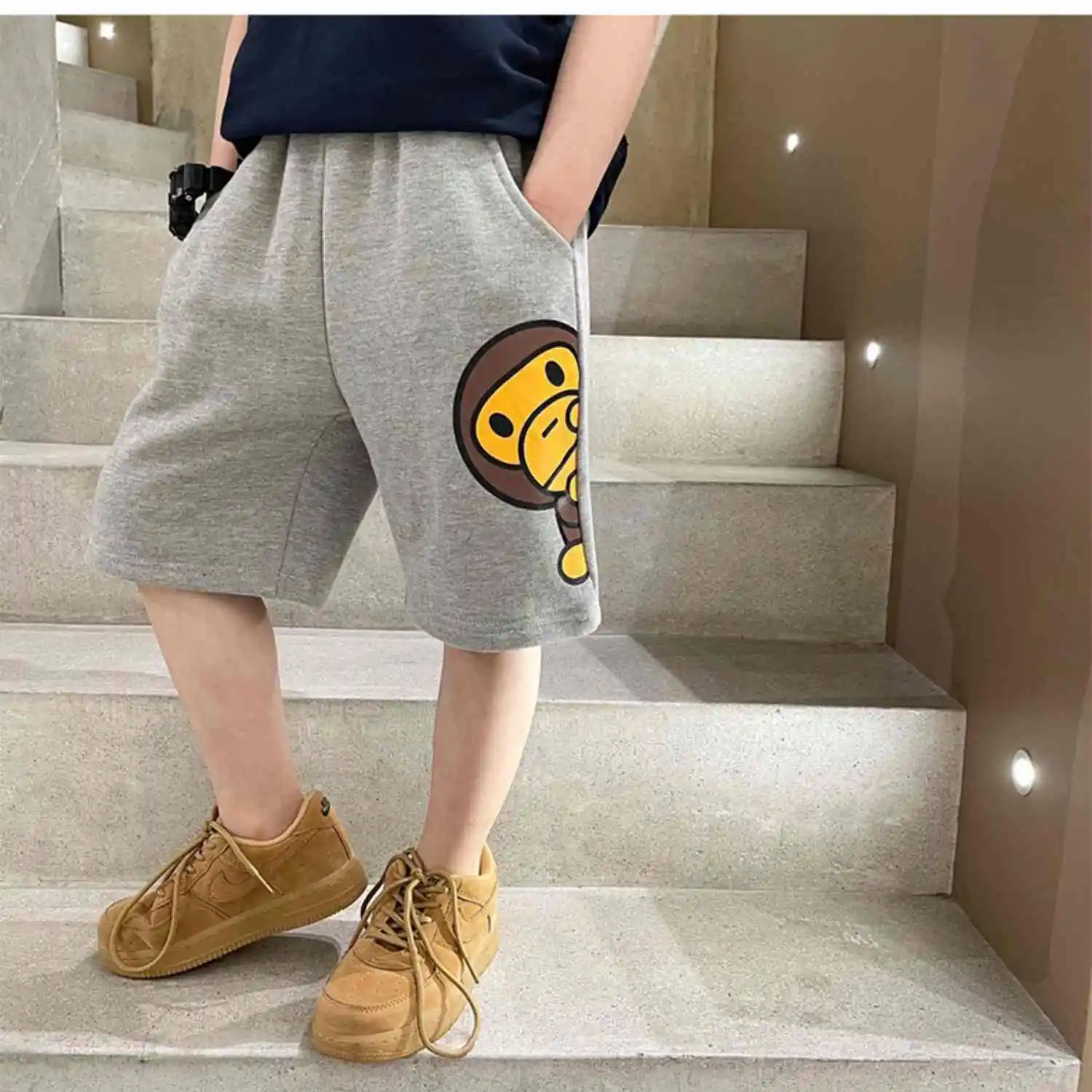グレー