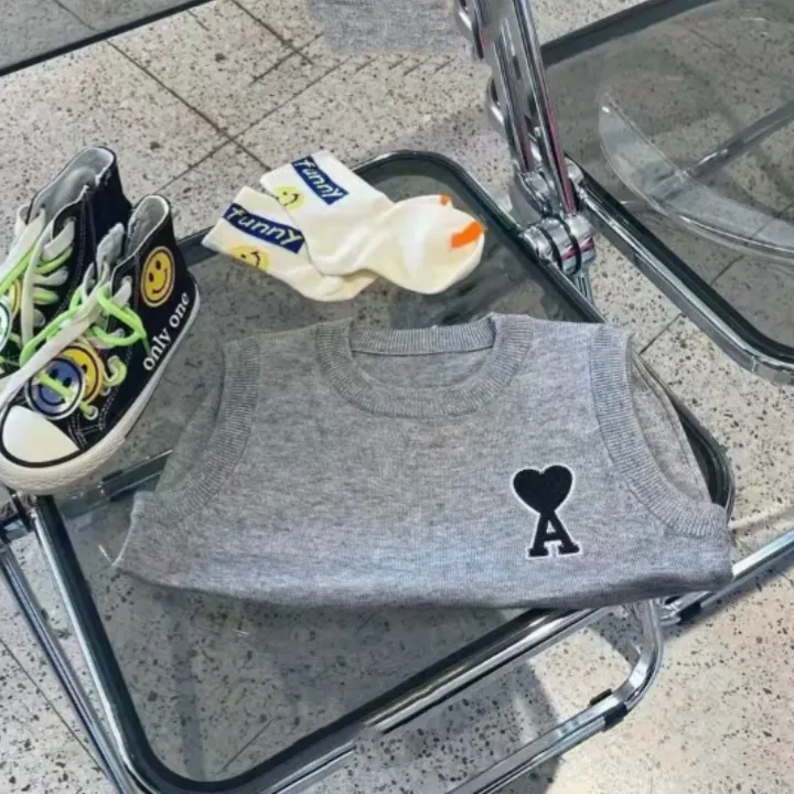 グレー