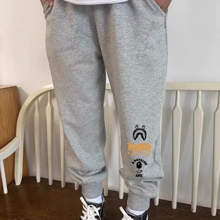 グレー