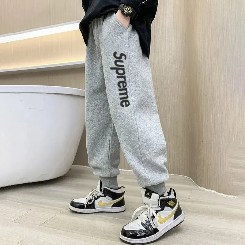 グレー
