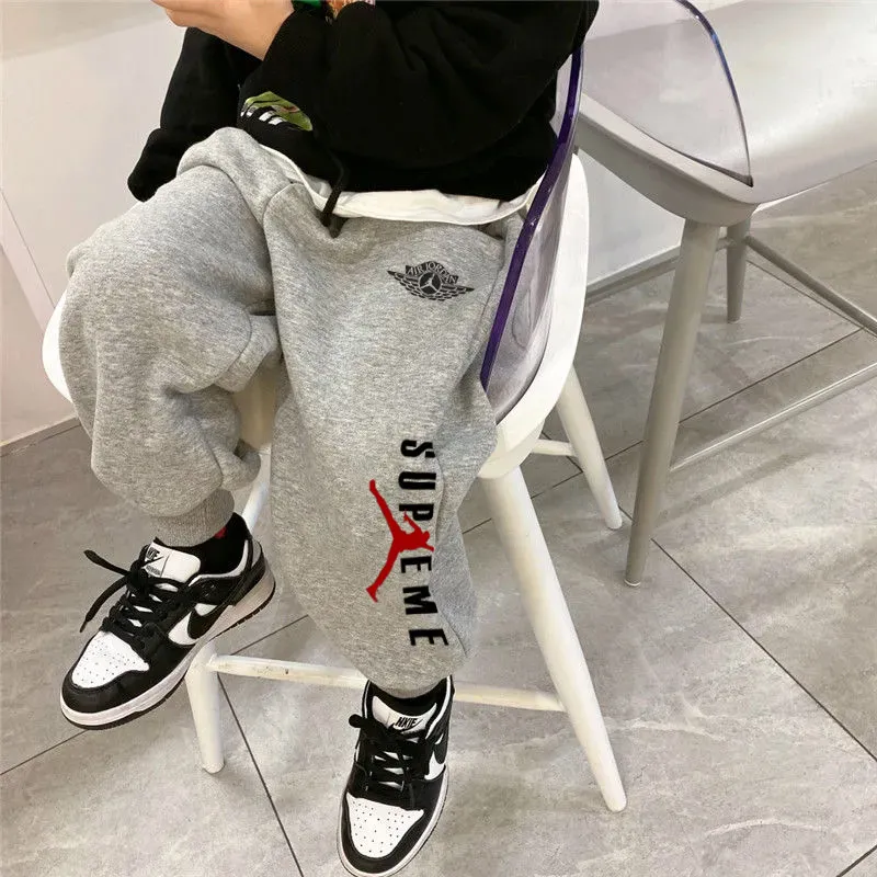 グレー