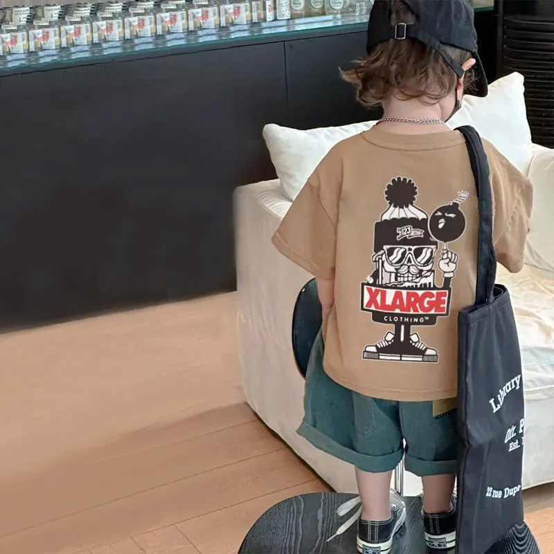カーキ