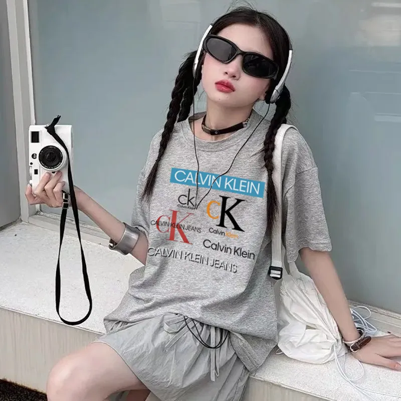 グレー