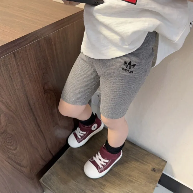 グレー