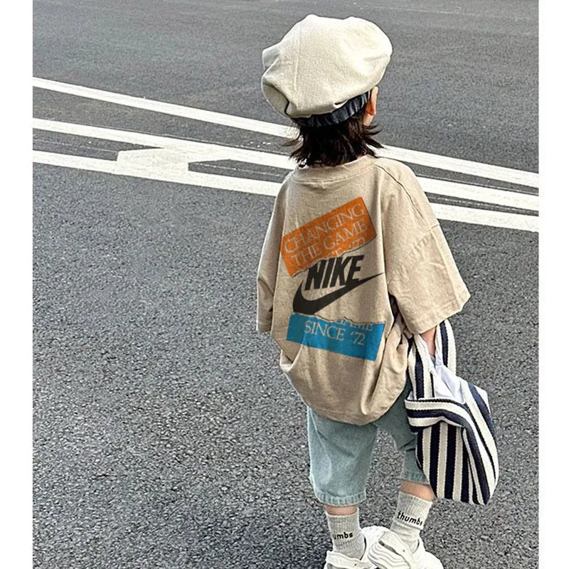 カーキ