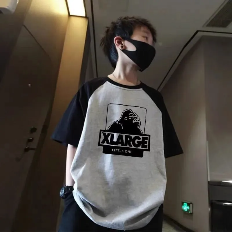 グレー