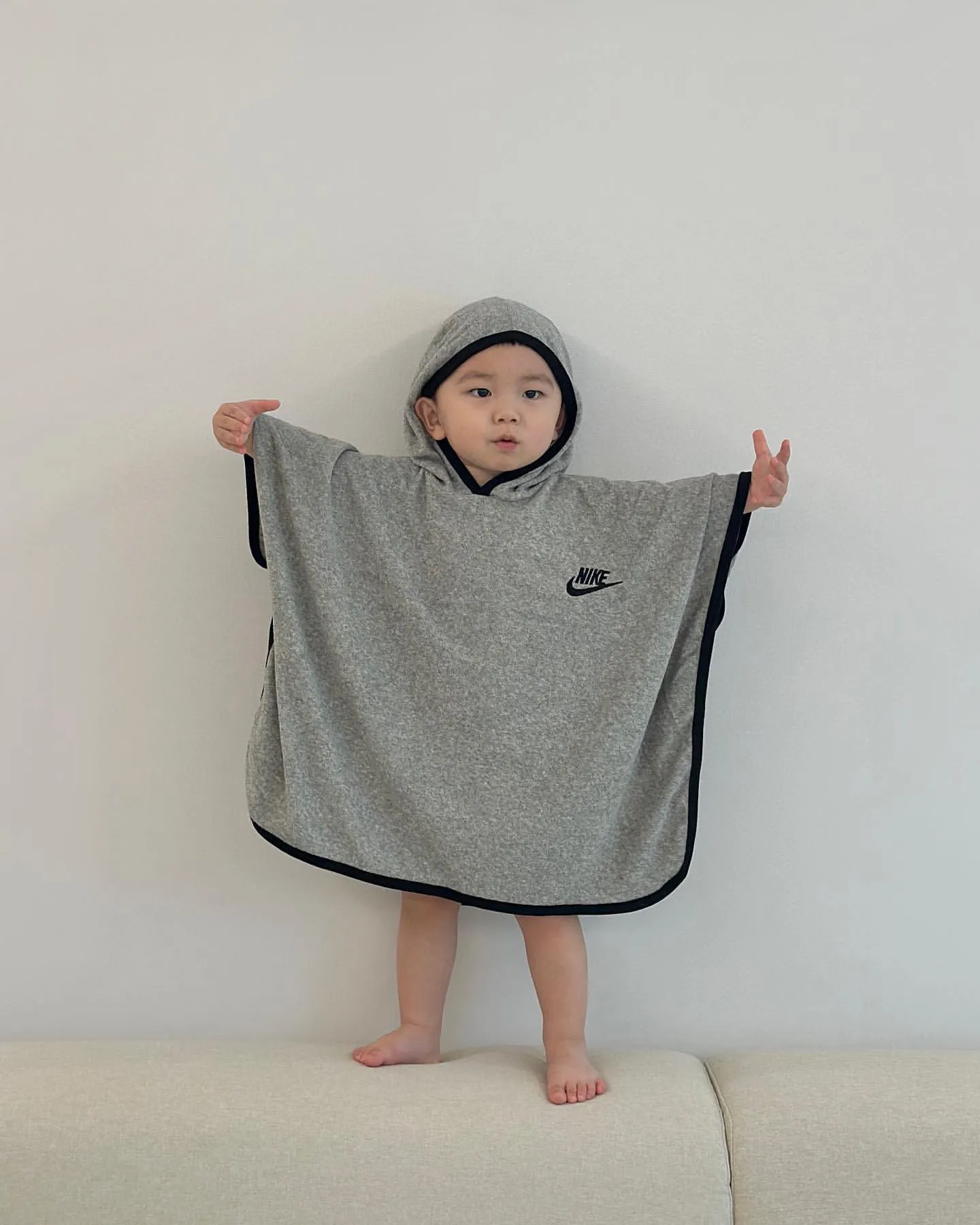 グレー