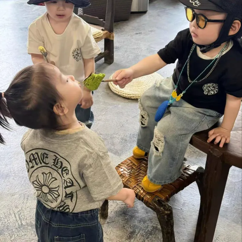 グレー
